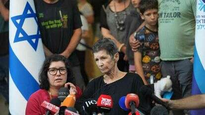 החטופה ששוחררה משבי חמאס בעזה יוכבד ליפשיץ בהצהרה לתקשורת עם חזרתה לארץ. | אריק מרמור - AFP