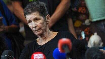 החטופה ששוחררה משבי חמאס בעזה יוכבד ליפשיץ בהצהרה לתקשורת עם חזרתה לארץ. | אריק מרמור - AFP