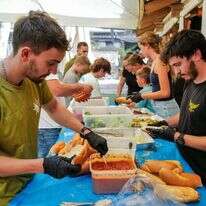 מתנדבים מכינים כריכים עבור אלפי חיילי המילואים המוצבים ברמת הגולן. | מיכאל גלעדי/פלאש90