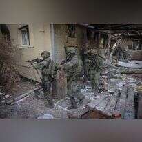 חיילי ימ"ס מסיירים בין בתי קיבוץ בארי ההרוסים. | חיים גולדברג - פלאש 90