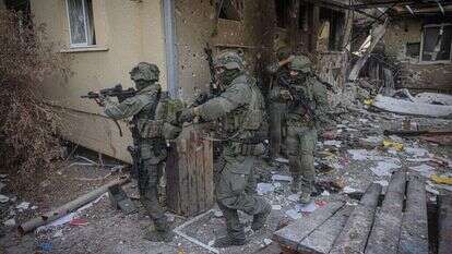 חיילי ימ"ס מסיירים בין בתי קיבוץ בארי ההרוסים. | חיים גולדברג - פלאש 90