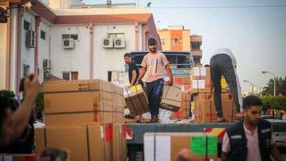 משאיות הסיוע ההומניטרי פורקות בבית החולים בחאן יונס בדרום רצועת עזה. | עטיה מוחמד/פלאש90