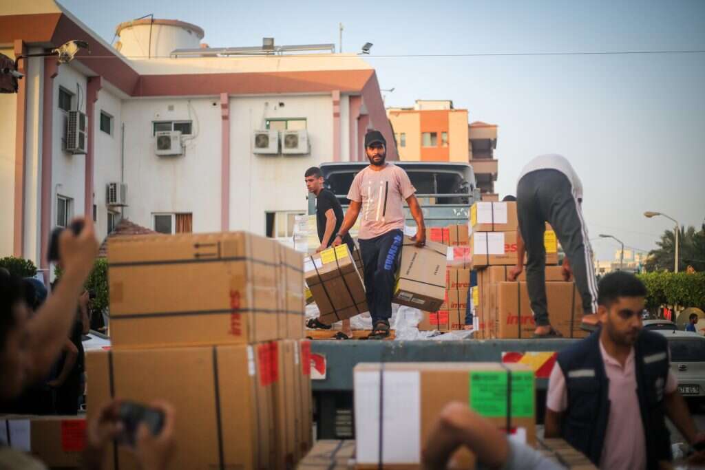 משאיות הסיוע ההומניטרי פורקות בבית החולים בחאן יונס בדרום רצועת עזה. | עטיה מוחמד/פלאש90
