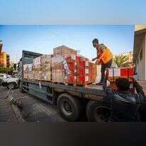 משאיות הסיוע ההומניטרי פורקות בבית החולים בחאן יונס בדרום רצועת עזה. | עטיה מוחמד/פלאש90