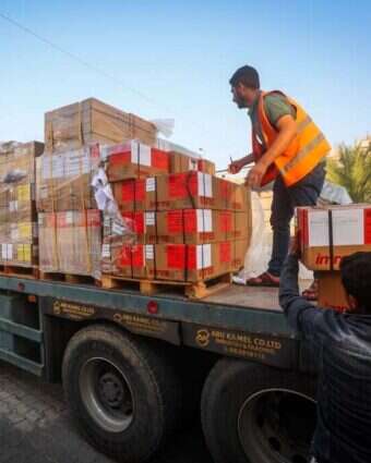 משאיות הסיוע ההומניטרי פורקות בבית החולים בחאן יונס בדרום רצועת עזה. | עטיה מוחמד/פלאש90