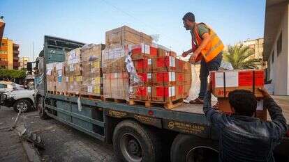 משאיות הסיוע ההומניטרי פורקות בבית החולים בחאן יונס בדרום רצועת עזה. | עטיה מוחמד/פלאש90