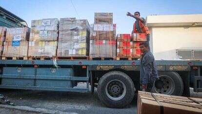 משאיות הסיוע ההומניטרי פורקות בבית החולים בחאן יונס בדרום רצועת עזה. | עטיה מוחמד/פלאש90