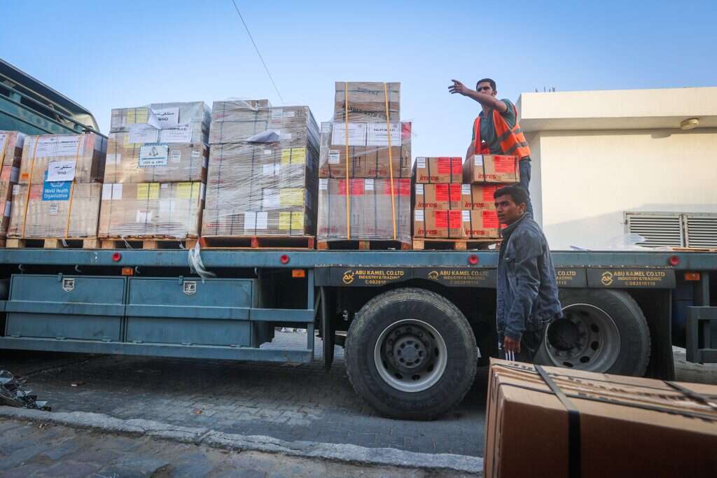 משאיות הסיוע ההומניטרי פורקות בבית החולים בחאן יונס בדרום רצועת עזה. | עטיה מוחמד/פלאש90