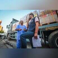 משאיות הסיוע ההומניטרי פורקות בבית החולים בחאן יונס | עטיה מוחמד, פלאש 90