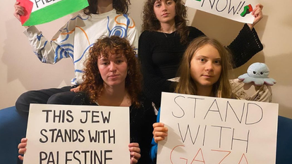 גרטה טונברג (מימין למטה) וחברותיה פעילות האקלים מביעות תמיכה בעזה. | מסך מ-X גרטה טונברג (מימין למטה) וחברותיה פעילות האקלים מביעות תמיכה בעזה. | מסך מ-X