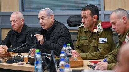 לא ברור מדוע המהלך הצבאי לא בוצע מיד לאחר הכניסה לחאן יונס ואף במקביל אליה. רה"מ נתניהו, שר הביטחון יואב גלנט והרמטכ"ל הרצי הלוי. | קובי גדעון/לע"מ