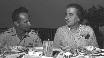 עוזי נרקיס עם ח"כ גולדה מאיר, 1967 | פריץ כהן, לע"מ