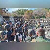 עיתונאים זרים מסיירים בין הריסות קיבוץ בארי. | לב ארן