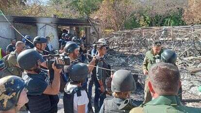 עיתונאים זרים מסיירים בין הריסות קיבוץ בארי. | לב ארן