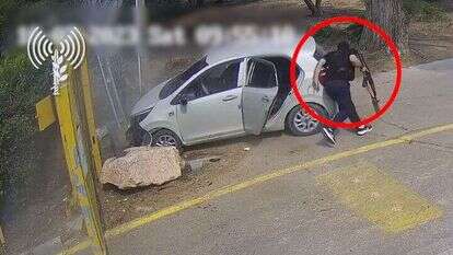 מסך מתוך סרטון של לוחמי שלדג בקיבוץ בארי