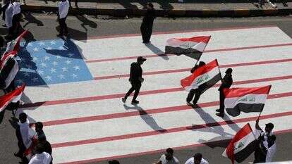 מפגינים תומכי חמאס בעיראק דורכים על דגל ארה"ב. | EPA מפגינים תומכי חמאס בעיראק דורכים על דגל ארה"ב. | EPA