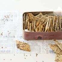 קרקר עם המום זרעים וגרעינים. | אפרת ליכטנשטט