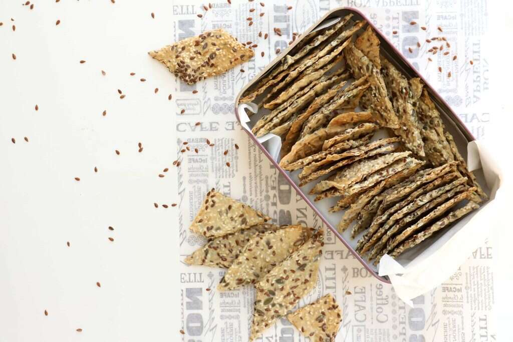 קרקר עם המום זרעים וגרעינים. | אפרת ליכטנשטט קרקר עם המום זרעים וגרעינים. | אפרת ליכטנשטט