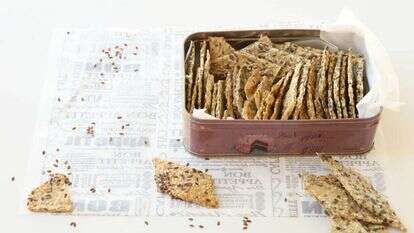 קרקר עם המום זרעים וגרעינים. | אפרת ליכטנשטט קרקר עם המום זרעים וגרעינים. | אפרת ליכטנשטט