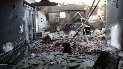 חדר סלון בקיבוץ בארי,לאחר טבח ה-7.10. | EPA