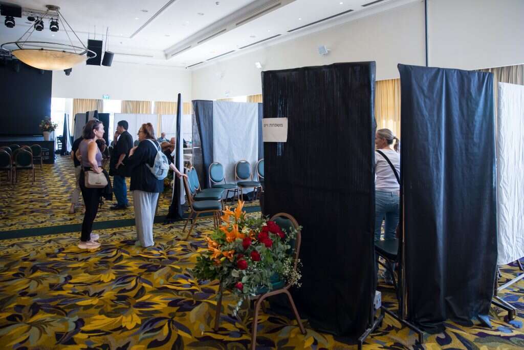מתחמי אבלים באחד ממלונות המפונים בים המלח. | לירון מולדובן