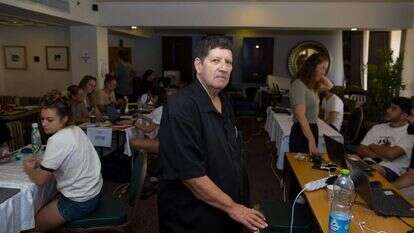 ניר מאיר עם מפוני קיבוץ בארי בים המלח, השבוע. | לירון מולדובן