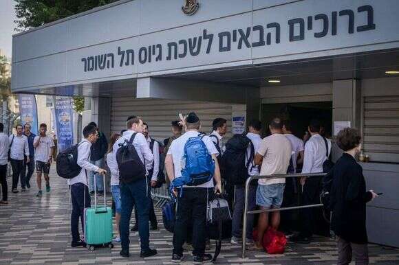 מתנדבים חרדים בלשכת הגיוס בתל השומר. למצולמים אין קשר לכתבה. | אבשלום ששוני/פלאש 90