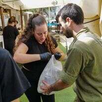 מתנדבים אוספים, מבשלים ומעבירים כריכים למנגל עבור אלפי חיילי המילואים ברמת הגולן. | מיכאל גלעדי/פלאש90