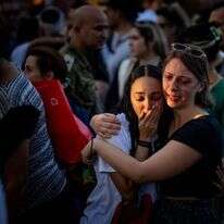 הלווייתם של שלושת בני משפחת שרעבי, ליאן, נויה ויהל, שנרצחו על ידי מחבלי חמאס בקיבוץ בארי. | חיים גולדברג/פלאש90