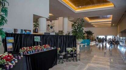 פינת הנצחה לנרצחי קיבוץ בארי במלון דיוויד ים המלח. | לירון מולדובן