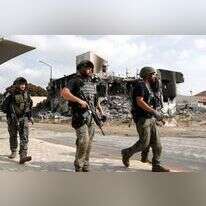 חיילים סורקים את השטח ליד משטרת שדרות, | EPA