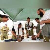 חיילים מתפללים בשטחי כינוס לפני מבצע צוק איתן. | מנדי הכטמן, פלאש 90