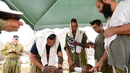 חיילים מתפללים בשטחי כינוס לפני מבצע צוק איתן. | מנדי הכטמן, פלאש 90