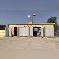 משאיות סיוע הומניטרי נכנסות לעזה ממעבר רפיח. | EPA