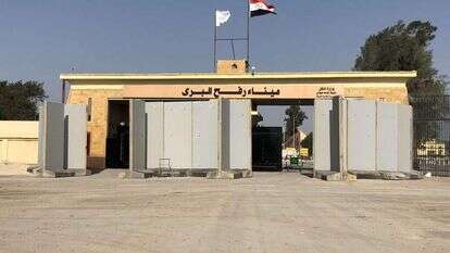 משאיות סיוע הומניטרי נכנסות לעזה ממעבר רפיח. | EPA משאיות סיוע הומניטרי נכנסות לעזה ממעבר רפיח. | EPA