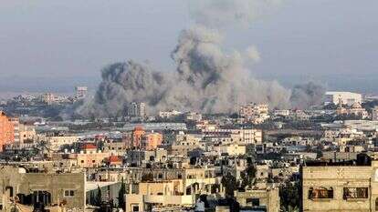 אותה תמונה בכל חדרי השליטה. עזה מופגזת, השבוע. | עבד רחים חטיב, פלאש 90