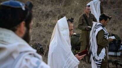 חיילים מתפללים ברמת הגולן. | מיכאל גלעדי, פלאש 90