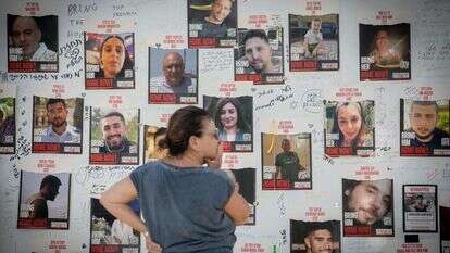 קיר החטופים מחוץ למוזיאון תל אביב לאומנות. | מרים אלסטר פלאש 90