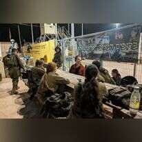 הרבנית מיכל נגן עם חיילות. | באדיבות המצולמת