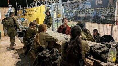 הרבנית מיכל נגן עם חיילות. | באדיבות המצולמת