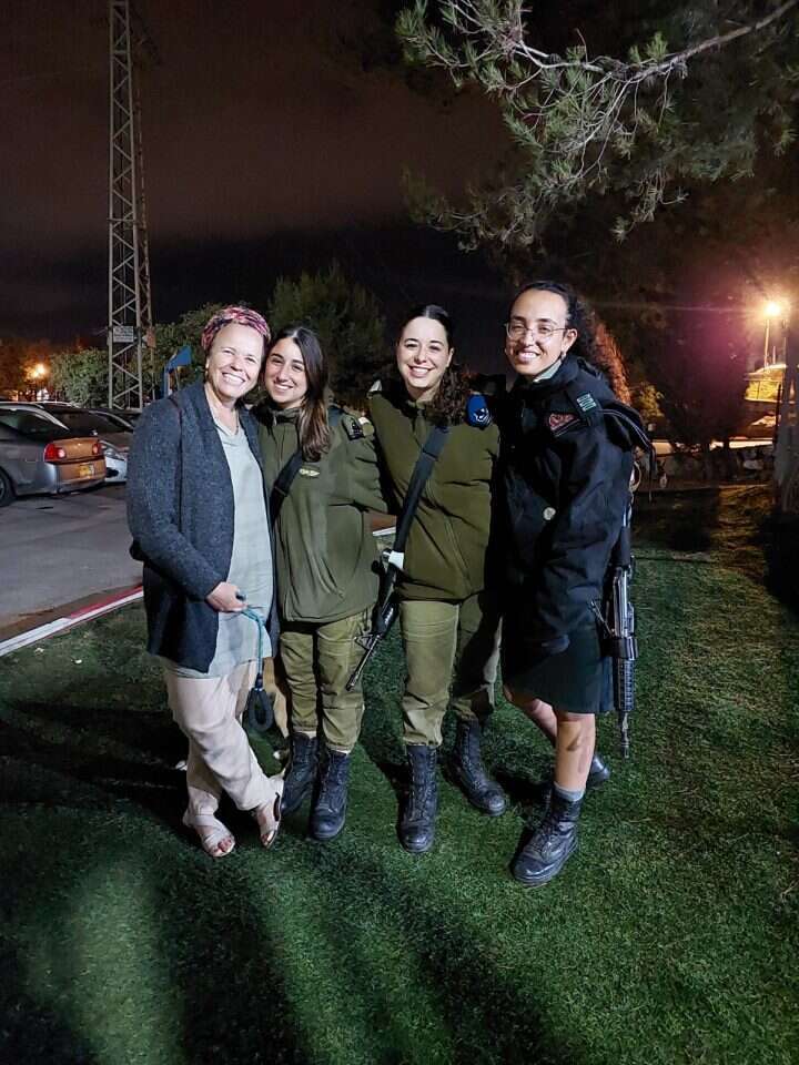 הרבנית מיכל נגן עם חיילות. | באדיבות המצולמת