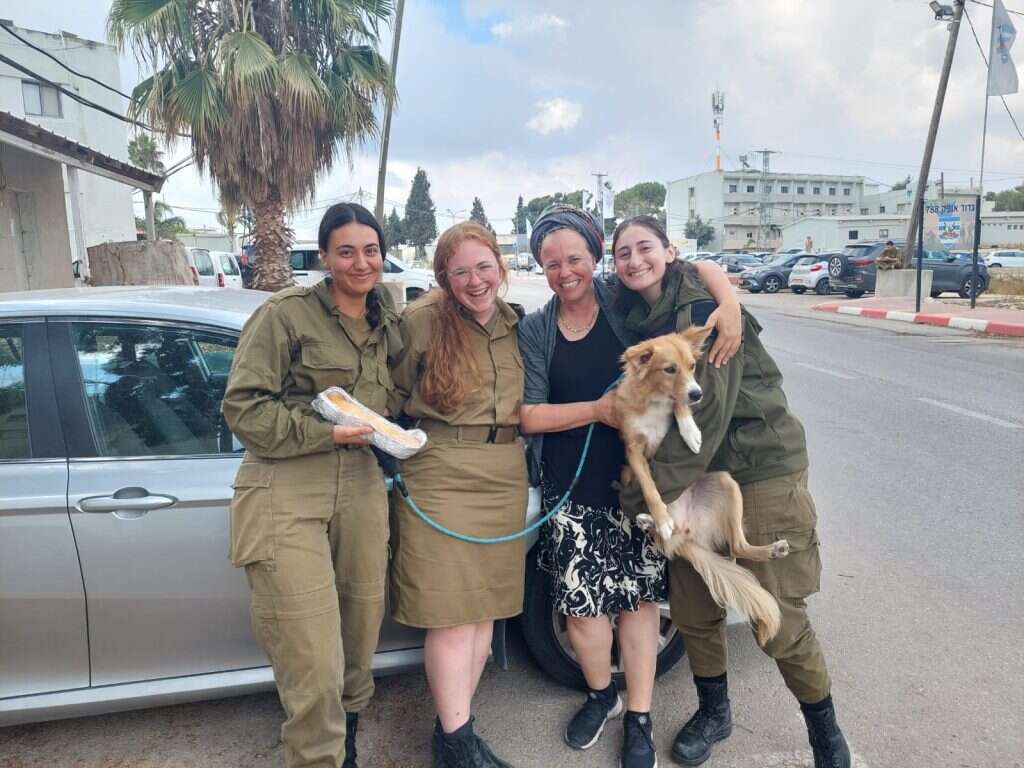 הרבנית מיכל נגן עם חיילות. | באדיבות המצולמת