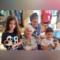 אנטוניה ובתה מחלקות בובות לילדי העוטף. ה | באדיבות המשפחה