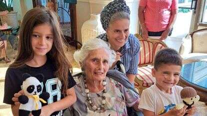 אנטוניה ובתה מחלקות בובות לילדי העוטף. ה | באדיבות המשפחה