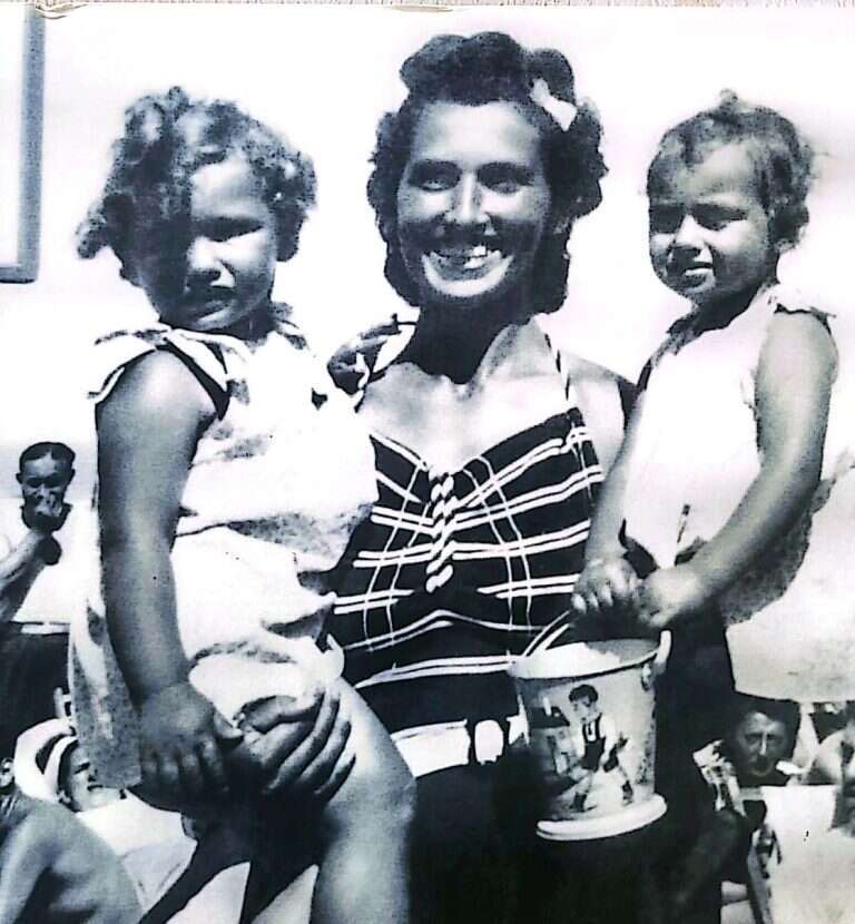 אנטוניה בצעירותה (מימין) עם אמה ואחותה. ה | באדיבות המשפחה
