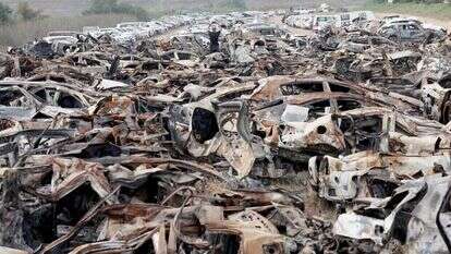 המשטרה ריכזה רכבים שמחבלי החמאס שרפו במתקפת הטרור ב-7/10. | EPA