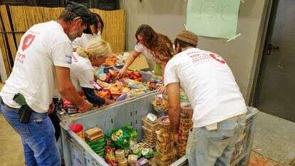 עמותת "לב אחד" אוספת מזוו למפונים, | מיכאל גלעדי, פלאש 90