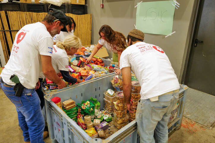 עמותת "לב אחד" אוספת מזוו למפונים, | מיכאל גלעדי, פלאש 90
