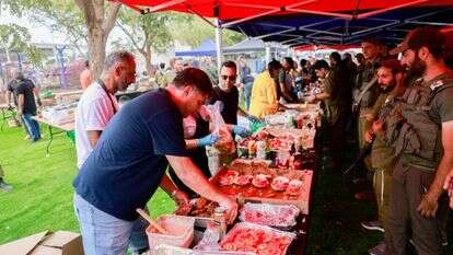 מתנדבים מקימים עמדת ברביקו לחיילי מילואים, | חיים גולדברג, פלאש 90