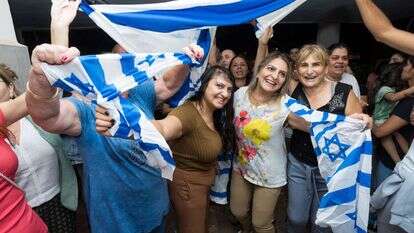 תושבי קריית גת חוגגים את שחרורה של החיילת החטופה. | לירון מולדובן/פלאש 90